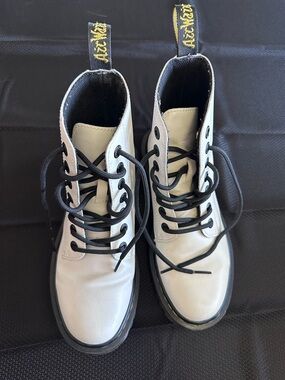White Dr. Martens LUANA Style!